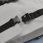 Zaino in pelle sintetica riciclata e plastica riciclata per PC da 17” color grigio chiaro quarta vista