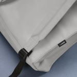 Zaino in pelle sintetica riciclata e plastica riciclata per PC da 17” color grigio chiaro vista dettaglio