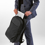 Zaino da 18l in rPET 300D con tasca frontale con zip e tasca laterale 15,6” color nero vista ambiente