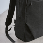 Zaino da 18l in rPET 300D con tasca frontale con zip e tasca laterale 15,6” color nero seconda vista dettaglio