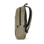 Zaino da 18l in rPET 300D con tasca frontale con zip e tasca laterale 15,6” color camel quarta vista