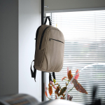 Zaino da 18l in rPET 300D con tasca frontale con zip e tasca laterale 15,6” color camel vista ambiente