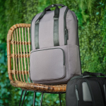 Zaino da 18 litri in poliestere riciclato con tasca per pc portatile color grigio vista ambiente