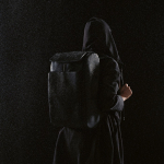 Zaino da 20l in ecopelle con tasca imbottita posteriore per pc portatili color nero vista ambiente