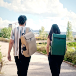 Zaino da 20l in ecopelle con tasca imbottita posteriore per pc portatili color verde vista ambiente