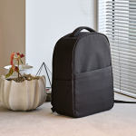 Zaino urbano in plastica riciclata con fascia per trolley 17” color nero vista ambiente