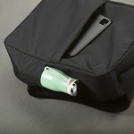 Zaino urbano in plastica riciclata con fascia per trolley 17” color nero quarta vista dettaglio
