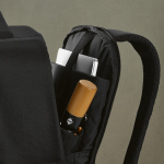 Zaino urbano in plastica riciclata con fascia per trolley 17” color nero vista dettaglio