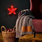 Coperta in lana e plastica riciclata con patch personalizzata 270 g/m2 color grigio scuro seconda vista ambiente