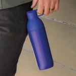 Borraccia in acciaio inossidabile riciclato con doppia apertura 600ml color blu reale seconda vista ambiente