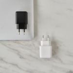 Caricatore da parete in plastica riciclata con porte USB-A e USB-C 20W color nero vista ambiente
