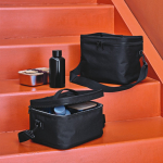 Borsa termica in plastica riciclata con doppio manico per il trasporto 7.5L color nero vista ambiente