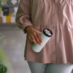 Tazza da viaggio a doppia parete in acciaio inossidabile riciclato 340ml color bianco vista ambiente