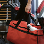 Borsa sportiva impermeabile in plastica ecologica con tasca nascosta 50L color rosso seconda vista ambiente