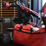 Borsa sportiva impermeabile in plastica ecologica con tasca nascosta 50L color rosso terza vista ambiente
