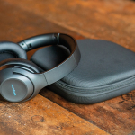 Cuffie wireless con cancellazione attiva del rumore e microfono con IA color grigio scuro seconda vista ambiente