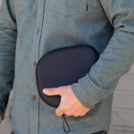 Cuffie wireless con cancellazione attiva del rumore e microfono con IA color grigio scuro terza vista ambiente