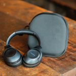 Cuffie wireless con cancellazione attiva del rumore e microfono con IA color grigio scuro vista ambiente