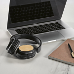 Cuffie wireless in bambù, ricarica USB-C e batteria da 8H color nero vista ambiente
