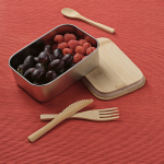 Lunch box in acciaio riciclato con coperchio in bambù e posate 490ml color argento vista ambiente