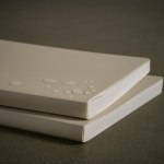 Taccuino in carta di pietra con pagine impermeabili A5 a fogli bianchi color beige vista ambiente