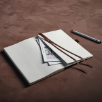 Taccuino ecologico A5 con copertina che simula le venature del legno e pagine bianche color marrone scuro vista ambiente