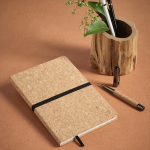 Taccuino in sughero con chiusura elastica e segnalibro A5 a pagine puntinate color naturale vista ambiente