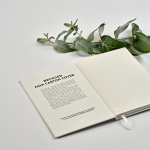 Taccuino A5 con copertina rigida in cartoni del latte riciclati e pagine puntinate color bianco vista ambiente