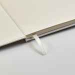 Taccuino A5 con copertina rigida in cartoni del latte riciclati e pagine puntinate color bianco vista dettaglio