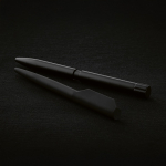 Penna in alluminio riciclato con pulsante magnetico e inchiostro nero vista ambiente