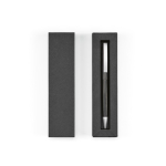 Penna in alluminio riciclato con meccanismo a rotazione e inchiostro nero color nero vista con scatola