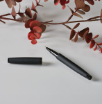 Penna a sfera in acciaio inossidabile riciclato con finitura laccata e inchiostro nero color nero vista ambiente