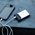 Power bank in plastica riciclata con ricarica rapida 6.000 mAh color nero vista ambiente