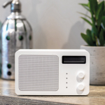 Altoparlante wireless in plastica riciclata con schermo LCD 15W color bianco vista ambiente