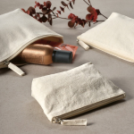 Beauty case in cotone riciclato con scomparto principale da 1,1L color naturale vista ambiente