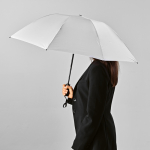 Ombrello pieghevole reversibile automatico in plastica riciclata ø101,5 color bianco vista ambiente