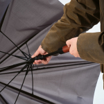 Ombrello da golf antivento con apertura automatica ø146 color grigio scuro vista ambiente