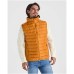 Gilet da uomo isolante in poliestere con effetto piuma 290 g/m² Roly color giallo scuro immagine stile di vita