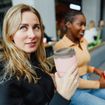 Tazza take away doppia parete con rivestimento in ceramica Asobu 355ml color rosa pastello quarta vista