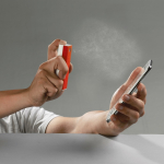 Pulisci schermo con liquido spray 20ml panno in microfibra su un lato color rosso quinta vista