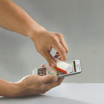 Pulisci schermo con liquido spray 20ml panno in microfibra su un lato color rosso sesta vista