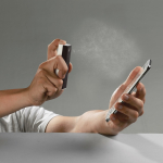 Pulisci schermo con liquido spray 20ml panno in microfibra su un lato color bianco/nero quinta vista