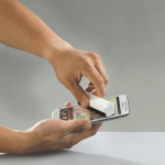 Pulisci schermo con liquido spray 20ml panno in microfibra su un lato color bianco/nero sesta vista