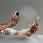 Pulisci schermo con liquido spray 20ml panno in microfibra su un lato color blu scuro quinta vista