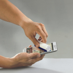 Pulisci schermo con liquido spray 20ml panno in microfibra su un lato color blu scuro sesta vista