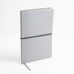 Taccuino A5 in pelle riciclata elastico orizzontale pagine puntinate vue d'ambiance