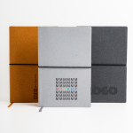Taccuino A5 in pelle riciclata elastico orizzontale pagine puntinate vue d'ambiance