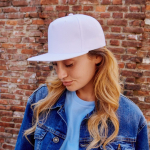 Cappello 5 pannelli con visiera piatta in poliestere riciclato 300g/m² vue d'ambiance