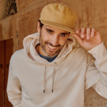 Cappello con visiera piatta in cotone riciclato e organico 260 g/m² vue d'ambiance