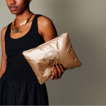 Pochette promozionale imbottita in poliestere metallizzato da 150 g/m² color oro quinta vista